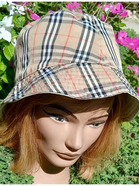 Burberry London  Vintage Reversible Bucket Hat Not Sure Of AUTHENTICATION